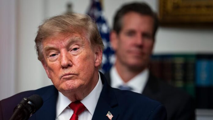Donald-Salud A pesar de su condición de salud, expertos consideran que el envejecimiento de Trump ha sido saludable, y además de su agenda semanal, juega golf los fines de semana.
