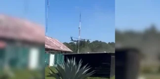 Helicóptero de la Fuerza Aérea se accidentó en Pueblo Nuevo, Durango; hay 4 militares heridos Durango, Dgo., 28 Ago-26 (Agencias/VRed).- Durango, Dgo. Cuatro militares resultaron lesionados, uno de ellos con necesidad de hospitalización, luego de que un helicóptero de la Fuerza Aérea Mexicana se accidentara este viernes en las inmediaciones de El Salto, municipio de Pueblo Nuevo, donde viajaban ocho elementos, además del piloto. El percance ocurrió dentro del Campo Militar 10-C, sede de la Segunda Compañía de Infantería, hasta donde se movilizaron elementos de emergencia para atender a los militares. De manera preliminar se informó que la aeronave había despegado durante la mañana del Campo Militar 5 de Mayo, en la ciudad de Durango, y posteriormente se trasladó hacia la región militar ubicada en El Salto. Sobre las causas del accidente inicialmente trascendió que el rotor habría alcanzado un árbol mientras la aeronave realizaba maniobras; provocando que el piloto perdiera el control; posteriormente se indicó que el helicóptero habría sufrido una falla en el motor. De los ocho militares que viajaban en la aeronave, cuatro resultaron lesionados, aunque únicamente uno requirió ser trasladado al Hospital del IMSS de El Salto. Hasta el momento no se ha informado oficialmente sobre la gravedad de sus lesiones. Personal militar mantiene las investigaciones para establecer las causas del accidente y determinar las condiciones en las que ocurrió, así como el tipo de operación que realizaba la aeronave. El helicóptero accidentado es el mismo que, apenas el pasado miércoles, participó en un operativo militar realizado en el centro comercial más grande de la ciudad de Durango, intervención en la que fueron detenidas dos personas. Aseguran 39 armas en El Oro En un operativo realizado en Durango, elementos del Ejército Mexicano aseguraron 39 armas de fuego, mil 482 cartuchos y 63 cargadores, además de droga y tres chalecos tácticos, en el municipio de El Oro. El aseguramiento se realizó sobre la carretera Santa María del Oro-Entronque Guanaceví, donde los militares localizaron un vehículo que llamó su atención y procedieron a inspeccionarlo. Durante la revisión fueron encontradas 13 armas largas y 26 armas cortas, para un total de 39 armas de fuego, así como los cargadores y cartuchos de diferentes calibres. En la unidad también fueron localizadas dosis de diferentes tipos de droga, aunque el reporte oficial del Gabinete de Seguridad del Gobierno de México no precisó la cantidad ni las sustancias aseguradas. El vehículo, el armamento, las municiones, la droga y el equipo táctico quedaron bajo resguardo de las autoridades correspondientes, que continuarán con las investigaciones para determinar la procedencia del arsenal y establecer quiénes serían sus propietarios. Ambos hechos se registraron dentro de las acciones de seguridad desplegadas por fuerzas federales en Durango durante esta semana.