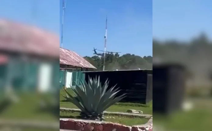 Durango, Dgo., 28 Ago-26 (Agencias/VRed).- Durango, Dgo. Cuatro militares resultaron lesionados, uno de ellos con necesidad de hospitalización, luego de que un helicóptero de la Fuerza Aérea Mexicana se accidentara este viernes en las inmediaciones de El Salto, municipio de Pueblo Nuevo, donde viajaban ocho elementos, además del piloto. El percance ocurrió dentro del Campo Militar 10-C, sede de la Segunda Compañía de Infantería, hasta donde se movilizaron elementos de emergencia para atender a los militares. De manera preliminar se informó que la aeronave había despegado durante la mañana del Campo Militar 5 de Mayo, en la ciudad de Durango, y posteriormente se trasladó hacia la región militar ubicada en El Salto. Sobre las causas del accidente inicialmente trascendió que el rotor habría alcanzado un árbol mientras la aeronave realizaba maniobras; provocando que el piloto perdiera el control; posteriormente se indicó que el helicóptero habría sufrido una falla en el motor. De los ocho militares que viajaban en la aeronave, cuatro resultaron lesionados, aunque únicamente uno requirió ser trasladado al Hospital del IMSS de El Salto. Hasta el momento no se ha informado oficialmente sobre la gravedad de sus lesiones. Personal militar mantiene las investigaciones para establecer las causas del accidente y determinar las condiciones en las que ocurrió, así como el tipo de operación que realizaba la aeronave. El helicóptero accidentado es el mismo que, apenas el pasado miércoles, participó en un operativo militar realizado en el centro comercial más grande de la ciudad de Durango, intervención en la que fueron detenidas dos personas. Aseguran 39 armas en El Oro En un operativo realizado en Durango, elementos del Ejército Mexicano aseguraron 39 armas de fuego, mil 482 cartuchos y 63 cargadores, además de droga y tres chalecos tácticos, en el municipio de El Oro. El aseguramiento se realizó sobre la carretera Santa María del Oro-Entronque Guanaceví, donde los militares localizaron un vehículo que llamó su atención y procedieron a inspeccionarlo. Durante la revisión fueron encontradas 13 armas largas y 26 armas cortas, para un total de 39 armas de fuego, así como los cargadores y cartuchos de diferentes calibres. En la unidad también fueron localizadas dosis de diferentes tipos de droga, aunque el reporte oficial del Gabinete de Seguridad del Gobierno de México no precisó la cantidad ni las sustancias aseguradas. El vehículo, el armamento, las municiones, la droga y el equipo táctico quedaron bajo resguardo de las autoridades correspondientes, que continuarán con las investigaciones para determinar la procedencia del arsenal y establecer quiénes serían sus propietarios. Ambos hechos se registraron dentro de las acciones de seguridad desplegadas por fuerzas federales en Durango durante esta semana.