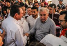 EU detiene al exdirector del Deporte de Guasave con 111 mil pastillas de fentanilo Un agente del FBI afirma que el exfuncionario sinaloense fue detenido después de que una fuente le compró fentanilo a Ricardo Verduzco y tras la “adquisición controlada” se pudo ubicar el hotel desde el que distribuía el narcótico.