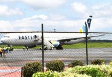Grupo de migrantes deportados desde EU se niega a bajar de un avión en Liberia y los envían a Guinea Ecuatorial Algunos llegaron encadenados y en un estado de angustia extrema, señaló, incluida la mujer camerunesa y uno de los hombres cubanos, quien, según Yoon, tiene un bulto abdominal y usa una bolsa de colostomía que debe vaciarse con regularidad.