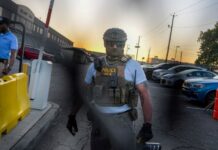 Gobierno de Trump rompe récord con la detención de casi 50 mil migrantes en el mes de julio Ciudad de México, 26 Ago-26 (Agencias/VRed).- El Servicio de Migración y Control de Aduanas (ICE) de Estados Unidos alcanzó la cifra de detenciones más alta en lo que va del gobierno del presidente Donald Trump, con casi 50 mil personas arrestadas, según datos de la Universidad de California Berkeley. El mes pasado, ICE detuvo a 49 mil 571 extranjeros, según el análisis del proyecto "Deportation Data Project" de la UC Berkeley basado en datos proporcionados por la agencia migratoria, lo que representa un aumento del 15% respecto a las 43 mil 21 registradas el mes anterior. La cifra de detenciones de julio es la más alta del segundo mandato del presidente Trump, que ha presionado por más arrestos con la idea de llegar a un millón de deportados al año. Sin embargo, las detenciones en total no se acercan a la meta puesta por la Casa Blanca. En lo que va del año fiscal 2026, que abarca del 1 de octubre del 2025 a septiembre del 2026, ICE ha detenido a 368 mil 135 extranjeros, de acuerdo a los datos del proyecto. Se espera que el número de detenciones en agosto se mantenga en esos niveles. El Departamento de Seguridad Nacional (DHS) informó del arresto de más de mil 300 migrantes indocumentados durante un operativo del ICE en Maryland y Virginia entre el 1 y el 14 de agosto. El departamento destacó que los arrestos se realizaron a pesar de las políticas de santuario de migrantes vigentes en algunos condados de esos dos estados. El gobierno Trump ha enfrentado fuertes críticas por ciertos operativos que se han cobrado la vida de varias personas, entre ellas dos ciudadanos estadounidenses en enero pasado en Minneapolis. La política migratoria, uno de los puntos fuertes de su campaña, le estaría pasando factura al mandatario entre los votantes. La mitad de los estadounidenses considera que la campaña de deportaciones masivas es demasiado agresiva, según una reciente encuesta publicada a menos de 90 días de las elecciones de mitad de mandato.