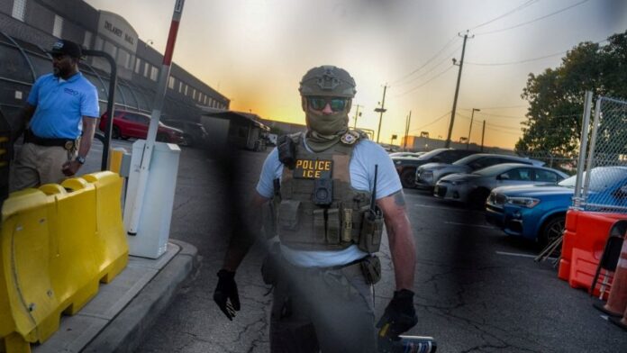 Ciudad de México, 26 Ago-26 (Agencias/VRed).- El Servicio de Migración y Control de Aduanas (ICE) de Estados Unidos alcanzó la cifra de detenciones más alta en lo que va del gobierno del presidente Donald Trump, con casi 50 mil personas arrestadas, según datos de la Universidad de California Berkeley. El mes pasado, ICE detuvo a 49 mil 571 extranjeros, según el análisis del proyecto "Deportation Data Project" de la UC Berkeley basado en datos proporcionados por la agencia migratoria, lo que representa un aumento del 15% respecto a las 43 mil 21 registradas el mes anterior. La cifra de detenciones de julio es la más alta del segundo mandato del presidente Trump, que ha presionado por más arrestos con la idea de llegar a un millón de deportados al año. Sin embargo, las detenciones en total no se acercan a la meta puesta por la Casa Blanca. En lo que va del año fiscal 2026, que abarca del 1 de octubre del 2025 a septiembre del 2026, ICE ha detenido a 368 mil 135 extranjeros, de acuerdo a los datos del proyecto. Se espera que el número de detenciones en agosto se mantenga en esos niveles. El Departamento de Seguridad Nacional (DHS) informó del arresto de más de mil 300 migrantes indocumentados durante un operativo del ICE en Maryland y Virginia entre el 1 y el 14 de agosto. El departamento destacó que los arrestos se realizaron a pesar de las políticas de santuario de migrantes vigentes en algunos condados de esos dos estados. El gobierno Trump ha enfrentado fuertes críticas por ciertos operativos que se han cobrado la vida de varias personas, entre ellas dos ciudadanos estadounidenses en enero pasado en Minneapolis. La política migratoria, uno de los puntos fuertes de su campaña, le estaría pasando factura al mandatario entre los votantes. La mitad de los estadounidenses considera que la campaña de deportaciones masivas es demasiado agresiva, según una reciente encuesta publicada a menos de 90 días de las elecciones de mitad de mandato.