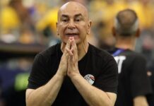 ¡Dos mujeres, un técnico! Hossam Hassan, seleccionador de Egipto, se desmaya y es hospitalizado tras una pelea entre sus esposas En medio de la tensión y la riña, el también exdelantero se desvaneció, aparentemente afectado por los nervios, y debió ser llevado de urgencia a una clínica cercana. Más tarde, la prensa local informó que evoluciona favorablemente.