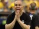 ¡Dos mujeres, un técnico! Hossam Hassan, seleccionador de Egipto, se desmaya y es hospitalizado tras una pelea entre sus esposas En medio de la tensión y la riña, el también exdelantero se desvaneció, aparentemente afectado por los nervios, y debió ser llevado de urgencia a una clínica cercana. Más tarde, la prensa local informó que evoluciona favorablemente.