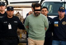 Audiencia inicial de Fernando Farías Laguna se celebra a puerta cerrada por seguridad nacional Ciudad de México, 22 Ago-26 (Agencias/VRed).- La audiencia inicial del excontralmirante Fernando Farías Laguna comenzó este viernes 21 de agosto de forma virtual y a puerta cerrada, lo que implica que no existe acceso a medios de comunicación, luego de que la Fiscalía General de la República (FGR) solicitara la restricción por motivos de seguridad nacional. La diligencia a cargo de la jueza de control Alejandra Ramírez De la Vega, con sede en Almoloya de Juárez, Estado de México, tenía previsto comenzar a las 17:30 horas del centro del país, pero se retrasó hasta las 21:16. La decisión contrasta con lo que horas antes había exigido la defensa y la esposa del exmando de la Secretaría de Marina (Semar). En una tarjeta informativa emitida desde Almoloya de Juárez, el despacho Mendieta y Asociados había solicitado que el procedimiento fuera público con base en el principio de publicidad del sistema penal acusatorio, establecido en el artículo 20 constitucional y en el Código Nacional de Procedimientos Penales. Mónica Gámez Villalba, esposa de Farías Laguna, también había exigido en entrevista con MVS Noticias que la audiencia fuera abierta. Cabe señalar que la esposa del exmando naval acusado de huachicol fiscal había estimado en declaraciones a medios que la audiencia tendría una duración de entre 10 y 12 horas, lo que significa que podría concluir en la madrugada del sábado 22 de agosto. La FGR argumentó seguridad nacional para cerrar la audiencia Fue la FGR quien solicitó que la presentación de los cargos relacionados con delincuencia organizada en materia de hidrocarburos se celebrara a puerta cerrada bajo el argumento de riesgos en materia de seguridad nacional. La jueza Ramírez De la Vega aceptó la solicitud. Según datos confirmados por Infobae México antes del arranque de la diligencia, esta se lleva a cabo de forma remota; con la parte defensora, la FGR y la jueza conectados en videollamada. En el caso de los medios, tuvieron que trasladarse al Centro de Justicia Penal Federal en el Altiplano para esperar las solicitudes de que fuera privada o pública; tras el dictamen de la jueza, abandonaron la sede. La defensa había anticipado ese escenario en su tarjeta informativa. “La publicidad es la regla; la puerta cerrada, la excepción”, señaló el comunicado, en el que argumentó que cualquier restricción debía ser excepcional, fundada y motivada. Hasta el momento, la FGR no ha compartido un pronunciamiento público sobre los motivos específicos de la solicitud. Cabe señalar que Alejandra Ramírez De la Vega también preside el proceso contra el exgobernador de Baja California, Ernesto Ruffo Appel, quien se encuentra recluido en el Altiplano acusado de encabezar la mayor red de huachicol fiscal ferroviaria detectada hasta el momento en el país. Según autoridades, ese esquema evadió más de 4 mil millones de pesos en impuestos a través de al menos 162 carros tanque ya decomisados y 4 mil 238 importaciones irregulares entre enero y julio de 2025. La defensa había pedido audiencia pública: la esposa afirmó que revelará pruebas Horas antes de que se confirmara el formato de la audiencia, Gámez Villalba declaró en MVS Noticias que, si el procedimiento se cerraba, estaba dispuesta a hacer del conocimiento público la información que tiene en su poder. “Quisiera todo público para darle seguimiento públicamente, para que vea todo México que no tenemos nada que esconder”, dijo. Antes de su traslado, Mónica Gámez Villalba también había publicado un video en redes sociales en el que pidió a la presidenta Claudia Sheinbaum y al secretario de Seguridad Omar García Harfuch que garantizaran la integridad de su esposo durante el traslado desde Buenos Aires. La defensa conformada por el despacho Mendieta y Asociados sostuvo en su tarjeta informativa que la propia FGR había hecho público el caso durante meses al difundir información sobre la investigación, la detención y los traslados. “Si el caso se ha hecho público para acusar, la audiencia no debería convertirse ahora en un acto reservado sin una justificación jurídica clara”, señaló el comunicado. El caso de Fernando Farías Fernando Farías enfrenta cargos por delincuencia organizada en materia de hidrocarburos junto con su hermano, el exvicealmirante Manuel Roberto Farías Laguna, quien ya se encuentra recluido en el mismo penal por el mismo delito. Ambos son acusados de encabezar la red de huachicol fiscal denominada “Los Primos”, que operó en aduanas marítimas y con presencia en cinco estados de la república. Fernando Farías llegó a México pasadas las 3 de la madrugada de este viernes en un Gulfstream G450 de la Semar con matrícula AMT-205, el cual hizo escala en Cali, Colombia. Fue certificado médicamente al aterrizar en el AICM antes de ser trasladado al Altiplano, donde quedó a disposición del juez de control que lo requiere.