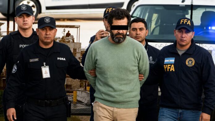 Ciudad de México, 22 Ago-26 (Agencias/VRed).- La audiencia inicial del excontralmirante Fernando Farías Laguna comenzó este viernes 21 de agosto de forma virtual y a puerta cerrada, lo que implica que no existe acceso a medios de comunicación, luego de que la Fiscalía General de la República (FGR) solicitara la restricción por motivos de seguridad nacional. La diligencia a cargo de la jueza de control Alejandra Ramírez De la Vega, con sede en Almoloya de Juárez, Estado de México, tenía previsto comenzar a las 17:30 horas del centro del país, pero se retrasó hasta las 21:16. La decisión contrasta con lo que horas antes había exigido la defensa y la esposa del exmando de la Secretaría de Marina (Semar). En una tarjeta informativa emitida desde Almoloya de Juárez, el despacho Mendieta y Asociados había solicitado que el procedimiento fuera público con base en el principio de publicidad del sistema penal acusatorio, establecido en el artículo 20 constitucional y en el Código Nacional de Procedimientos Penales. Mónica Gámez Villalba, esposa de Farías Laguna, también había exigido en entrevista con MVS Noticias que la audiencia fuera abierta. Cabe señalar que la esposa del exmando naval acusado de huachicol fiscal había estimado en declaraciones a medios que la audiencia tendría una duración de entre 10 y 12 horas, lo que significa que podría concluir en la madrugada del sábado 22 de agosto. La FGR argumentó seguridad nacional para cerrar la audiencia Fue la FGR quien solicitó que la presentación de los cargos relacionados con delincuencia organizada en materia de hidrocarburos se celebrara a puerta cerrada bajo el argumento de riesgos en materia de seguridad nacional. La jueza Ramírez De la Vega aceptó la solicitud. Según datos confirmados por Infobae México antes del arranque de la diligencia, esta se lleva a cabo de forma remota; con la parte defensora, la FGR y la jueza conectados en videollamada. En el caso de los medios, tuvieron que trasladarse al Centro de Justicia Penal Federal en el Altiplano para esperar las solicitudes de que fuera privada o pública; tras el dictamen de la jueza, abandonaron la sede. La defensa había anticipado ese escenario en su tarjeta informativa. “La publicidad es la regla; la puerta cerrada, la excepción”, señaló el comunicado, en el que argumentó que cualquier restricción debía ser excepcional, fundada y motivada. Hasta el momento, la FGR no ha compartido un pronunciamiento público sobre los motivos específicos de la solicitud. Cabe señalar que Alejandra Ramírez De la Vega también preside el proceso contra el exgobernador de Baja California, Ernesto Ruffo Appel, quien se encuentra recluido en el Altiplano acusado de encabezar la mayor red de huachicol fiscal ferroviaria detectada hasta el momento en el país. Según autoridades, ese esquema evadió más de 4 mil millones de pesos en impuestos a través de al menos 162 carros tanque ya decomisados y 4 mil 238 importaciones irregulares entre enero y julio de 2025. La defensa había pedido audiencia pública: la esposa afirmó que revelará pruebas Horas antes de que se confirmara el formato de la audiencia, Gámez Villalba declaró en MVS Noticias que, si el procedimiento se cerraba, estaba dispuesta a hacer del conocimiento público la información que tiene en su poder. “Quisiera todo público para darle seguimiento públicamente, para que vea todo México que no tenemos nada que esconder”, dijo. Antes de su traslado, Mónica Gámez Villalba también había publicado un video en redes sociales en el que pidió a la presidenta Claudia Sheinbaum y al secretario de Seguridad Omar García Harfuch que garantizaran la integridad de su esposo durante el traslado desde Buenos Aires. La defensa conformada por el despacho Mendieta y Asociados sostuvo en su tarjeta informativa que la propia FGR había hecho público el caso durante meses al difundir información sobre la investigación, la detención y los traslados. “Si el caso se ha hecho público para acusar, la audiencia no debería convertirse ahora en un acto reservado sin una justificación jurídica clara”, señaló el comunicado. El caso de Fernando Farías Fernando Farías enfrenta cargos por delincuencia organizada en materia de hidrocarburos junto con su hermano, el exvicealmirante Manuel Roberto Farías Laguna, quien ya se encuentra recluido en el mismo penal por el mismo delito. Ambos son acusados de encabezar la red de huachicol fiscal denominada “Los Primos”, que operó en aduanas marítimas y con presencia en cinco estados de la república. Fernando Farías llegó a México pasadas las 3 de la madrugada de este viernes en un Gulfstream G450 de la Semar con matrícula AMT-205, el cual hizo escala en Cali, Colombia. Fue certificado médicamente al aterrizar en el AICM antes de ser trasladado al Altiplano, donde quedó a disposición del juez de control que lo requiere.