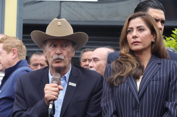 En declaraciones a la prensa, Fox afirmó que portaba con “orgullo” el número con el que tienen preso al exfuncionario, considerado el primer gobernador de la oposición en la historia moderna de México al ganar la gubernatura de Baja California en 1989, con el PAN.