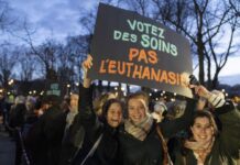 Publican la ley que legaliza la eutanasia y el suicidio asistido en Francia; entraría en vigor en enero de 2027 El texto crea un derecho a la "ayuda a morir", que debe ser ejercido por la propia persona interesada, lo que se conoce como eutanasia, o excepcionalmente, si está físicamente incapacitada, por un médico o enfermero, en un suicidio asistido.