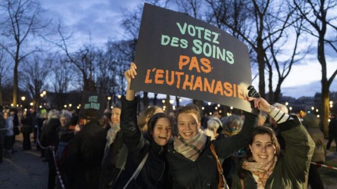 Francia-Eutanasia El texto crea un derecho a la "ayuda a morir", que debe ser ejercido por la propia persona interesada, lo que se conoce como eutanasia, o excepcionalmente, si está físicamente incapacitada, por un médico o enfermero, en un suicidio asistido.