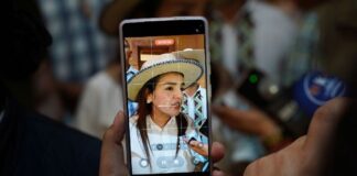 “Me quieren quitar del camino”: Grecia Quiroz acusa persecución política tras señalamientos en su contra El pasado jueves, los ministros de la Suprema Corte de Justicia de la Nación (SCJN) validaron limitar la participación de la organización social que encabeza la alcaldesa de Uruapan, conocida como el “Movimiento del Sombrero”, consideró que esta decisión tiene un sesgo político, ya que encabeza las preferencias electorales.