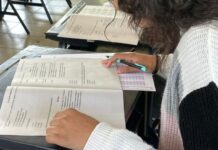 Escuela en Silao suspende clases en primer día del ciclo escolar tras suicidio dentro de un aula El hecho fue reportado por la mañana antes de que iniciaran las clases un docente localizó a un joven que se habría colgado en un aula y las clases fueron suspendidas por el despliegue de agentes de la fiscalía estatal.