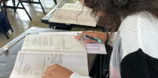 Escuela en Silao suspende clases en primer día del ciclo escolar tras suicidio dentro de un aula El hecho fue reportado por la mañana antes de que iniciaran las clases un docente localizó a un joven que se habría colgado en un aula y las clases fueron suspendidas por el despliegue de agentes de la fiscalía estatal.
