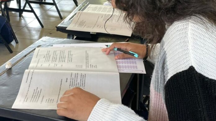 Guanajuato-Esc El hecho fue reportado por la mañana antes de que iniciaran las clases un docente localizó a un joven que se habría colgado en un aula y las clases fueron suspendidas por el despliegue de agentes de la fiscalía estatal.