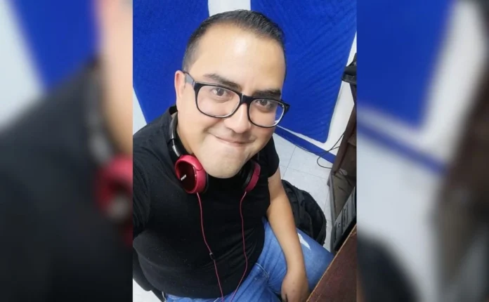 Iván Michel es un radialista de 47 años originario de San Jerónimo Tecóatl, quién labora en la radio local, tras concluir su programa salió de las instalaciones y no se ha vuelto a saber de él; al momento de su desaparición vestía playera de color negro, pantalón de mezclilla azul marino y porta lentes oftálmicos con armazón negro.