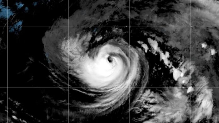 Huracán-KarinaBC De acuerdo con el centro de monitoreo estadounidense, se esperaba que el fenómeno meteorológico se mantuviera muy lejos de tierra, pero el oleaje de la tormenta probablemente provocará condiciones peligrosas y corrientes en el sureste de México.