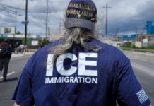 Agentes del ICE detienen al padre de un marino desplegado en portaaviones para ofensiva en Medio Oriente El hecho ocurre semanas después de una carta, fechada el 9 de agosto, en la que senadores demócratas denunciaron que ICE ha intentado deportar a 282 veteranos y sus familiares en el segundo mandato de Donald Trump.