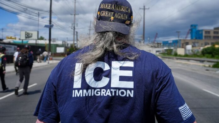 ICE-PadreMarino El hecho ocurre semanas después de una carta, fechada el 9 de agosto, en la que senadores demócratas denunciaron que ICE ha intentado deportar a 282 veteranos y sus familiares en el segundo mandato de Donald Trump.