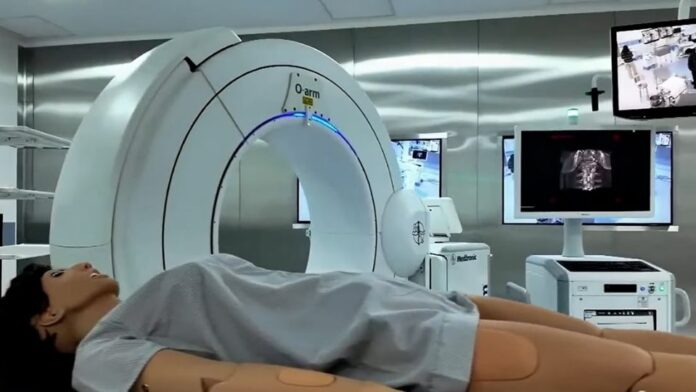 IMSS-RobotInservible El equipo, con capacidad para realizar 42 tipos de procedimientos, apenas ha sido utilizado en 19 ocasiones y únicamente como un quirófano convencional, sin emplear el robot. Personal médico advierte que las pruebas para encenderlo provocan variaciones de voltaje que ponen en riesgo tanto al equipo como a áreas críticas del hospital.