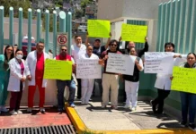 Trabajadores del IMSS Bienestar en Edomex realizan paro por retraso en pago quincenal; unos 9 mil afectados Las movilizaciones iniciaron la mañana de este lunes en las distintas regiones del estado, entre ellos Ecatepec, Axapusco, Amecameca y Chimalhuacán, en donde los trabajadores adheridos al IMSS Bienestar salieron a la calle a protestar frente a sus unidades, sin que se suspendieran los servicios prioritarios y de atención de emergencia.