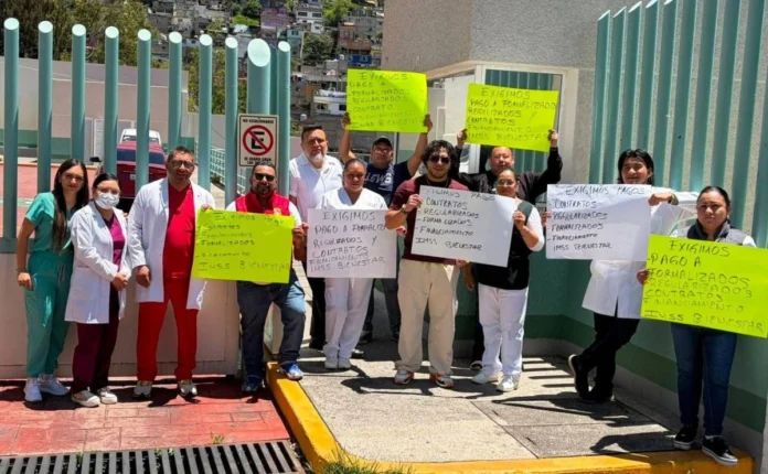 Las movilizaciones iniciaron la mañana de este lunes en las distintas regiones del estado, entre ellos Ecatepec, Axapusco, Amecameca y Chimalhuacán, en donde los trabajadores adheridos al IMSS Bienestar salieron a la calle a protestar frente a sus unidades, sin que se suspendieran los servicios prioritarios y de atención de emergencia.