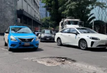 Baches, principal problema de ciudades: Inegi Después de los baches, las fallas y fugas en el suministro de agua, con 65.4 por ciento, ocupan el segundo sitio entre los problemas que la población identifica como más importantes en su ciudad. A continuación están las coladeras tapadas por la acumulación de basura, con 60.4; embotellamientos en calles y avenidas (59.4 por ciento), y la saturación o servicio deficiente en hospitales, de acuerdo con la ENSU.