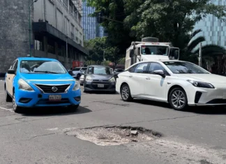 Baches, principal problema de ciudades: Inegi Después de los baches, las fallas y fugas en el suministro de agua, con 65.4 por ciento, ocupan el segundo sitio entre los problemas que la población identifica como más importantes en su ciudad. A continuación están las coladeras tapadas por la acumulación de basura, con 60.4; embotellamientos en calles y avenidas (59.4 por ciento), y la saturación o servicio deficiente en hospitales, de acuerdo con la ENSU.