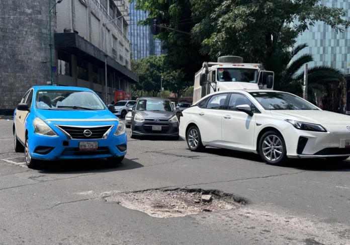 INEGI-Baches Después de los baches, las fallas y fugas en el suministro de agua, con 65.4 por ciento, ocupan el segundo sitio entre los problemas que la población identifica como más importantes en su ciudad. A continuación están las coladeras tapadas por la acumulación de basura, con 60.4; embotellamientos en calles y avenidas (59.4 por ciento), y la saturación o servicio deficiente en hospitales, de acuerdo con la ENSU.