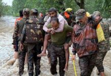 Se inunda Nueva Delhi tras intensas lluvias; emiten alerta roja y desvían al menos 15 vuelos El Departamento Meteorológico de la India (IMD) emitió una alerta roja para varias zonas de Nueva Delhi ante la previsión de lluvias intensas, tormentas eléctricas, rayos y rachas de viento de hasta 60 kilómetros por hora.