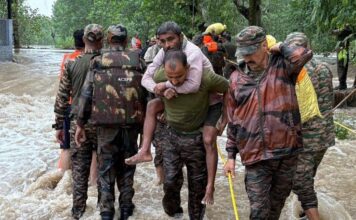 Se inunda Nueva Delhi tras intensas lluvias; emiten alerta roja y desvían al menos 15 vuelos El Departamento Meteorológico de la India (IMD) emitió una alerta roja para varias zonas de Nueva Delhi ante la previsión de lluvias intensas, tormentas eléctricas, rayos y rachas de viento de hasta 60 kilómetros por hora.