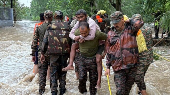 India-Inundaciones El Departamento Meteorológico de la India (IMD) emitió una alerta roja para varias zonas de Nueva Delhi ante la previsión de lluvias intensas, tormentas eléctricas, rayos y rachas de viento de hasta 60 kilómetros por hora.