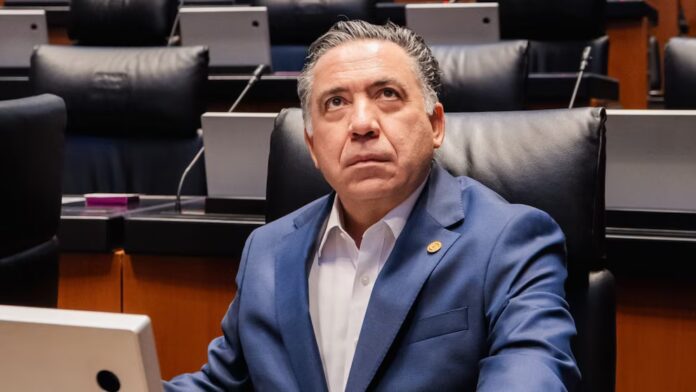 Inzunza-Libro Ahora, el senador busca plasmar en un libro su versión de los acontecimientos recientes. La obra podría convertirse en su principal testimonio sobre el conflicto que provocó su distanciamiento de Morena y los señalamientos provenientes de Estados Unidos.