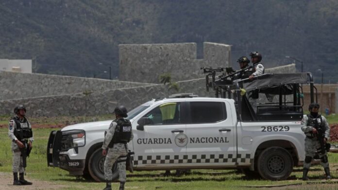 Jalisca-FincaMujeres Al arribo, las autoridades se identificaron y, según apuntan, al no recibir respuesta, decidieron ingresar; Fernando "N" se encontraba en la parte superior de la finca tras percatarse de la presencia de los elementos de seguridad , y optó por escapar.
