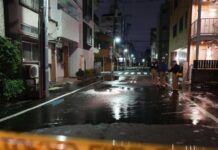 Suman al menos 37 heridos por el sismo de magnitud 5.9 en Japón; continúa la evaluación de daños Ciudad de México, 23 Ago-26 (Agencias/VRed).- Un sismo de magnitud 5.9 sacudió el este de Japón, incluido el área metropolitana de Tokio, hiriendo a más de 30 personas, la mayoría de ellas levemente, dijeron las autoridades. No había peligro de tsunami. Según la Agencia Meteorológica de Japón, el sismo tuvo su epicentro en la prefectura sureña de Ibaraki, a una profundidad de 70 kilómetros. El Servicio Geológico de Estados Unidos cifró la magnitud en 5.8. Al menos 37 personas resultaron heridas en cinco prefecturas de la región —15 en Tokio, nueve en Saitama, ocho en Kanagawa, cuatro en Chiba y una en Ibaraki—, según funcionarios locales y la Agencia de Gestión de Incendios y Desastres. La mayoría resultaron heridas cuando se cayeron o se golpearon contra muebles o puertas al ser sorprendidos por el sismo mientras dormían y se levantaron de la cama en pánico, dijeron las autoridades. El sismo provocó retrasos en los trenes exprés que brindan servicio a Tokio y al Aeropuerto de Narita, y en otros trenes locales en las regiones del noreste, pero los trenes bala Shinkansen funcionaban con normalidad, dijo su operador, East Japan Raiway Co. El gobierno formó un grupo de trabajo para evaluar el alcance de los posibles daños, indicó en X la primera ministra Sanae Takaichi La Agencia Meteorológica de Japón instó a los residentes en el área a tener precaución ante otro posible sismo moderado durante aproximadamente una semana. El sismo también activó alertas de terremoto en teléfonos móviles y sacudió significativamente Tokio. La televisión pública NHK mostró que el tráfico en las calles de ciudades cercanas, incluidos Mito y Saitama, parecía normal. Una tubería subterránea de agua se rompió en el distrito oriental de Koto, en Tokio, y el líquido se derramó sobre la calle, según imágenes de NHK. La tubería fue reparada y la fuga se detuvo más tarde. No hubo reportes de nada fuera de lo normal en cerca de una docena de plantas nucleoeléctricas y otras instalaciones que manejan materiales nucleares, informó la Autoridad de Regulación Nuclear. El mes pasado, un sismo de magnitud 7.1 sacudió el área de Kumamoto, en Kyushu, la isla más meridional de Japón, y provocó la muerte de 38 personas y dejó 364 heridas.