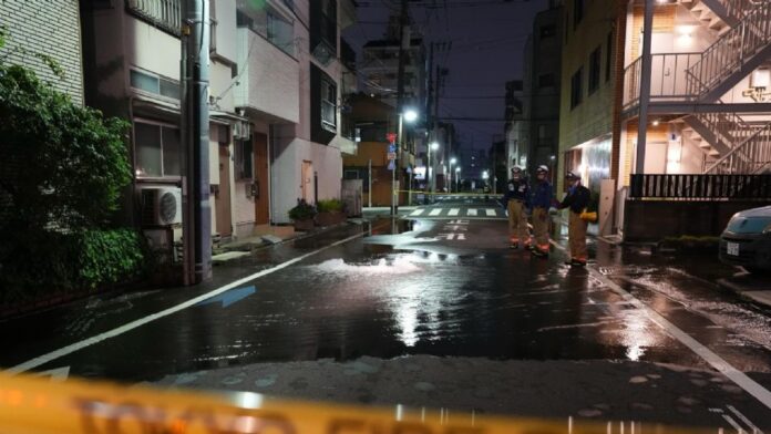 Ciudad de México, 23 Ago-26 (Agencias/VRed).- Un sismo de magnitud 5.9 sacudió el este de Japón, incluido el área metropolitana de Tokio, hiriendo a más de 30 personas, la mayoría de ellas levemente, dijeron las autoridades. No había peligro de tsunami. Según la Agencia Meteorológica de Japón, el sismo tuvo su epicentro en la prefectura sureña de Ibaraki, a una profundidad de 70 kilómetros. El Servicio Geológico de Estados Unidos cifró la magnitud en 5.8. Al menos 37 personas resultaron heridas en cinco prefecturas de la región —15 en Tokio, nueve en Saitama, ocho en Kanagawa, cuatro en Chiba y una en Ibaraki—, según funcionarios locales y la Agencia de Gestión de Incendios y Desastres. La mayoría resultaron heridas cuando se cayeron o se golpearon contra muebles o puertas al ser sorprendidos por el sismo mientras dormían y se levantaron de la cama en pánico, dijeron las autoridades. El sismo provocó retrasos en los trenes exprés que brindan servicio a Tokio y al Aeropuerto de Narita, y en otros trenes locales en las regiones del noreste, pero los trenes bala Shinkansen funcionaban con normalidad, dijo su operador, East Japan Raiway Co. El gobierno formó un grupo de trabajo para evaluar el alcance de los posibles daños, indicó en X la primera ministra Sanae Takaichi La Agencia Meteorológica de Japón instó a los residentes en el área a tener precaución ante otro posible sismo moderado durante aproximadamente una semana. El sismo también activó alertas de terremoto en teléfonos móviles y sacudió significativamente Tokio. La televisión pública NHK mostró que el tráfico en las calles de ciudades cercanas, incluidos Mito y Saitama, parecía normal. Una tubería subterránea de agua se rompió en el distrito oriental de Koto, en Tokio, y el líquido se derramó sobre la calle, según imágenes de NHK. La tubería fue reparada y la fuga se detuvo más tarde. No hubo reportes de nada fuera de lo normal en cerca de una docena de plantas nucleoeléctricas y otras instalaciones que manejan materiales nucleares, informó la Autoridad de Regulación Nuclear. El mes pasado, un sismo de magnitud 7.1 sacudió el área de Kumamoto, en Kyushu, la isla más meridional de Japón, y provocó la muerte de 38 personas y dejó 364 heridas.