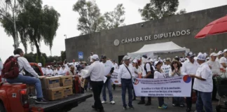 Jubilados de Pemex y CFE entregan a Cámara de Diputados iniciativa contra retroactividad en pensiones Procedentes de diversos estados del país y bajo la consigna “México ya habló: respeto a los derechos adquiridos”, los manifestantes realizaron una caravana vehicular hacia San Lázaro, donde llevaron a cabo un mitin.