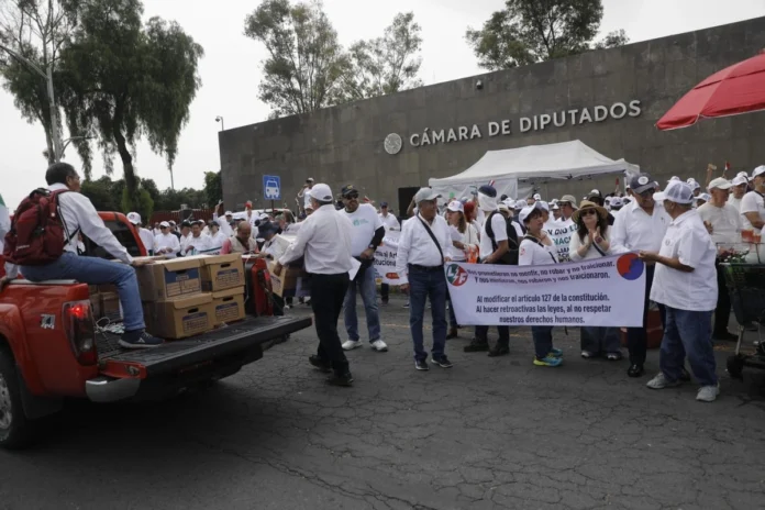 Procedentes de diversos estados del país y bajo la consigna “México ya habló: respeto a los derechos adquiridos”, los manifestantes realizaron una caravana vehicular hacia San Lázaro, donde llevaron a cabo un mitin.