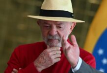 Lula da Silva califica a Flávio Bolsonaro de irresponsable para gobernar Brasil por negar el calentamiento global El presidente brasileño, Luiz Inácio Lula da Silva, afirmó este sábado que el senador Flávio Bolsonaro, su principal rival en las elecciones presidenciales de octubre, mostró su "inexperiencia irresponsable" al negar el calentamiento global y reducirlo a eventos climáticos externos sin intervención humana.