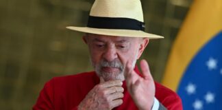 Lula da Silva califica a Flávio Bolsonaro de irresponsable para gobernar Brasil por negar el calentamiento global El presidente brasileño, Luiz Inácio Lula da Silva, afirmó este sábado que el senador Flávio Bolsonaro, su principal rival en las elecciones presidenciales de octubre, mostró su "inexperiencia irresponsable" al negar el calentamiento global y reducirlo a eventos climáticos externos sin intervención humana.