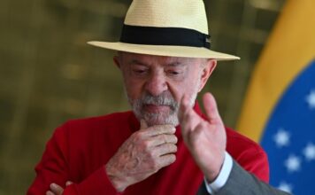 Lula da Silva califica a Flávio Bolsonaro de irresponsable para gobernar Brasil por negar el calentamiento global El presidente brasileño, Luiz Inácio Lula da Silva, afirmó este sábado que el senador Flávio Bolsonaro, su principal rival en las elecciones presidenciales de octubre, mostró su "inexperiencia irresponsable" al negar el calentamiento global y reducirlo a eventos climáticos externos sin intervención humana.