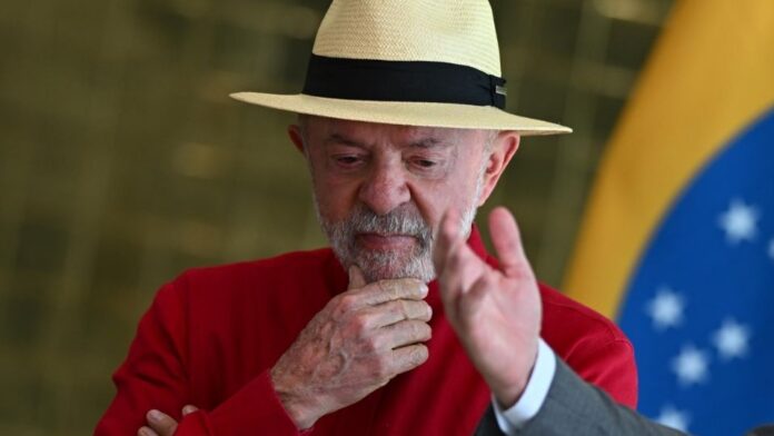 Lula-Bolsonaro El presidente brasileño, Luiz Inácio Lula da Silva, afirmó este sábado que el senador Flávio Bolsonaro, su principal rival en las elecciones presidenciales de octubre, mostró su "inexperiencia irresponsable" al negar el calentamiento global y reducirlo a eventos climáticos externos sin intervención humana.