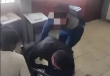 Investigan al maestro grabado mientras presuntamente jugaba con estudiantes por posible abuso sexual El martes 18 de agosto, circuló en redes un video donde fue grabado un maestro abrazando a un adolescente mientras hacía movimientos de connotación sexual.