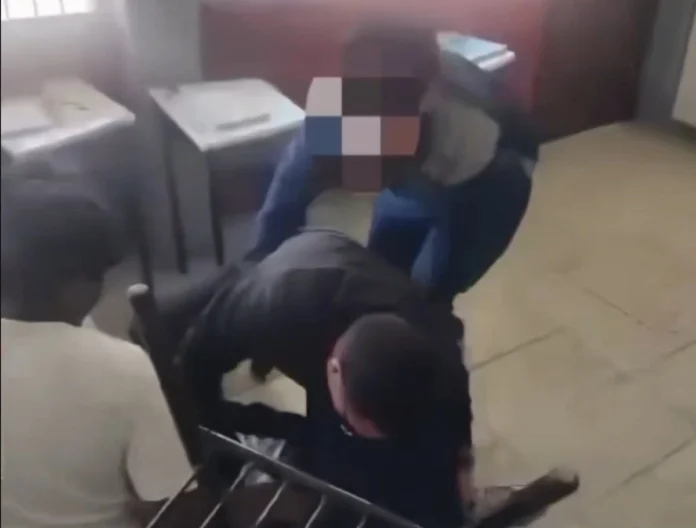 Maestro-Abuso El martes 18 de agosto, circuló en redes un video donde fue grabado un maestro abrazando a un adolescente mientras hacía movimientos de connotación sexual.