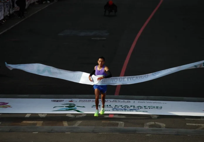 Cristhian Pacheco se mantuvo en el grupo puntero los primeros 25 kilómetros en la edición 43 del Maratón Internacional de la Ciudad de México. Cauteloso, el peruano mantuvo la calma hasta el kilómetro 30, cuando tomó la delantera y se enfiló al triunfo en el recorrido capitalino.