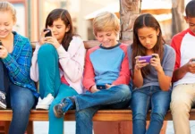 Claves sobre el acuerdo de Meta en caso de adicción de menores a redes sociales Los menores se la pasan revisando sus dispositivos móviles, permanecen en una interacción continua con Twitter, Facebook, TikTok, Instagram o WhatsApp y convierten esta actividad en lo más relevante de su día.