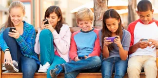 Claves sobre el acuerdo de Meta en caso de adicción de menores a redes sociales Los menores se la pasan revisando sus dispositivos móviles, permanecen en una interacción continua con Twitter, Facebook, TikTok, Instagram o WhatsApp y convierten esta actividad en lo más relevante de su día.