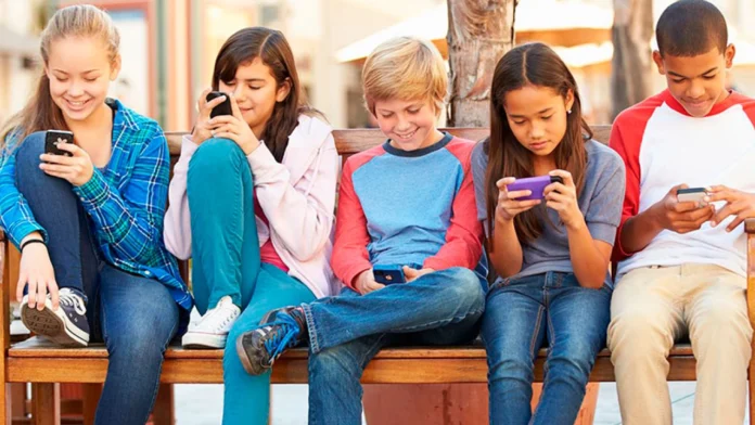 Los menores se la pasan revisando sus dispositivos móviles, permanecen en una interacción continua con Twitter, Facebook, TikTok, Instagram o WhatsApp y convierten esta actividad en lo más relevante de su día.