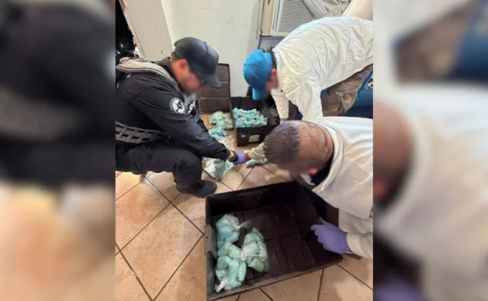 Ciudad de México, 26 Ago-26 (Agencias/VRed).- Desde temprano, la presidenta Claudia Sheinbuam Pardo afirmó ayer que la alerta de seguridad que emitió Estados Unidos para Mexicali, Baja California, estaría relacionada con la posible actividad de un grupo delictivo, pero la información “no estaba asegurada”. En su conferencia de prensa, precisó que “con información de sus propias agencias”, la embajada estadunidense emitió la alerta, pero, subrayó, no hay información “de qué pudiera ser” el motivo que la originó. Ante eso, “sencillamente estar atentos y con vigilancia”, como hacen el gobierno estatal y el gabinete de seguridad, mencionó. La gobernadora Marina del Pilar Ávila “dijo que estaba pendiente de lo que ocurriera en Mexicali, y el gabinete de seguridad también mencionó que lo estarían, pero no hay algún tema en específico de qué sucedió”. –¿Le mencionaron si había algún foco rojo? –se le insistió. –No. No hay más información de qué pudiera ser esta alerta. Por su parte, el gabinete de seguridad informó que no se han identificado elementos de un posible riesgo “específico o inminente para la población” en Mexicali, luego de que Canadá hizo eco ayer de la alerta de seguridad que Estados Unidos emitió el lunes para sus ciudadanos ante una presunta amenaza. En una tarjeta informativa, las autoridades mexicanas señalaron que en “relación con la alerta de seguridad emitida por el consulado general de Estados Unidos en Tijuana sobre una posible amenaza en Mexicali, Baja California, hasta el momento no han identificado elementos que confirmen un riesgo específico o inminente para la población”. Explicaron que “a través de los mecanismos institucionales de cooperación, se mantiene el intercambio de información con las autoridades de Estados Unidos para verificar y atender oportunamente cualquier indicio relacionado con esta alerta. “Como medida preventiva, las autoridades federales, estatales y municipales reforzaron patrullajes y vigilancia en puntos estratégicos de Mexicali, y cuentan con personal, capacidades operativas y áreas especializadas de inteligencia e investigación para responder de inmediato ante cualquier eventualidad.” En un mensaje en X, el gobierno de Canadá avisó a sus ciudadanos sobre la recomendación estadunidense de “evitar edificios gubernamentales y buscar refugio en caso de un incidente” en la capital bajacaliforniana. El consulado de Estados Unidos en Tijuana suspendió todas sus actividades en Mexicali para el 25 de agosto y recomendó a sus ciudadanos alejarse de edificios oficiales. “Debido a información sobre una amenaza, las actividades del gobierno de EU en Mexicali, así como los viajes a dicha ciudad, han sido suspendidos para el 25 de agosto”, señaló el lunes por la noche la misión diplomática estadunidense. Aplaude Washington acción contra Los Rusos El Comando Norte de Estados Unidos aplaudió ayer el éxito del operativo del secretario de Seguridad y Protección Ciudadana, Omar García Harfuch, contra el grupo delictivo Los Rusos, en Mexicali, Baja California, donde decomisaron 120 kilos de pastillas de fentanilo, y destacó que la cooperación con México contribuye a reducir el tráfico ilícito en su frontera sur. El ejército estadunidense retomó la publicación en X del pasado día 20 en la que García Harfuch informó que la operación era resultado del intercambio de información con la DEA y de labores de inteligencia realizadas por autoridades mexicanas.