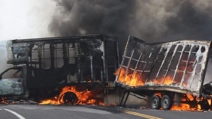 Michoacán-QuemaAutos La jornada violenta ocurrió después de un operativo de autoridades federales, pero no existe confirmación sobre la detención de algún presunto criminal.