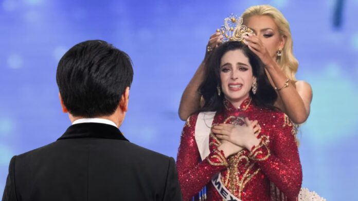El conflicto entre ambos comenzó el 4 de noviembre, durante las actividades de Miss Universo 2025 en Tailandia. Ese día, Bosch y Nawat protagonizaron una discusión durante una reunión con las participantes del certamen, donde el empresario la llamó “tonta” por no querer participar en actividades promocionales de la competencia.